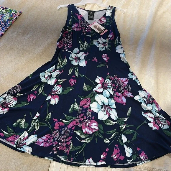 NWT Premise sleeveless Hibiscus Floral dress with a v- neck 95% Rayon 5% Spandex - Picture 9 of 9